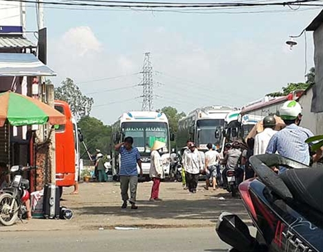 Một bến “cóc” hậu thuẫn xe “dù” hoạt động ngang nhiên tồn tại trước Bến xe Miền Đông.