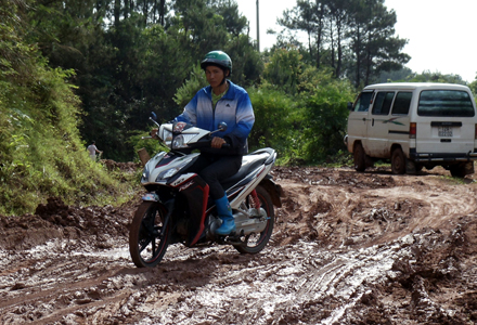 Đoạn đường lầy lội thuộc xã Nam Quan (Lộc Bình)