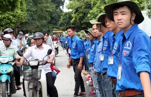 Sinh viên tình nguyện tham gia phân luồng giao thông trong kỳ thi