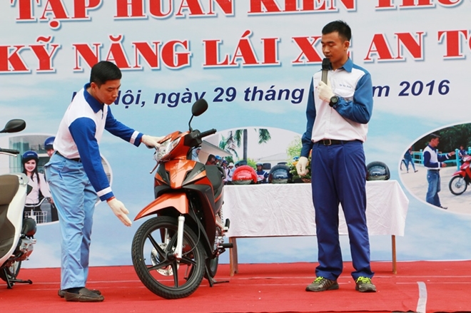 Tham gia chương trình các em sinh viên còn được những kỹ thuật viên   chuyên nghiệp hướng dẫn cách thức kiểm tra xe an toàn trước khi sử dụng.