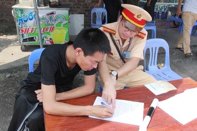 CBCS Trạm CSGT Ba Hàng, Phòng CSGT Hải Dương lập chốt xử lí các phương tiện vi phạm nồng độ cồn