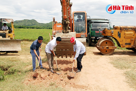 Đây là dự án đầu tư hạ tầng cơ sở đầu tiên trên địa bàn tỉnh do SRDP triển khai nhằm hỗ trợ các địa phương có nhiều khó khăn trong quá trình phát triển sản xuất. Công trình có tổng mức đầu tư xấp xỉ 1,8 tỷ đồng, được SRDP ủy quyền cho UBND xã Phương Mỹ làm chủ đầu tư, Công ty TNHH Phương Nam (thành phố Hà Tĩnh) đảm nhận thi công. Tại lễ khởi công, lãnh đạo SRDP Hà Tĩnh nhấn mạnh, đây là tuyến GTNT có ý nghĩa quan trọng trong việc thúc đẩy phát triển sản phẩm chủ lực của xã (lạc). Do đó, nhà thầu cần tập trung mọi nguồn lực đẩy nhanh tiến độ thi công và hoàn thành trước mưa mưa bão 2016. Chính quyền xã Phương Mỹ cam kết sẽ đảm bảo thực hiện đủ nguồn vốn đối ứng 10% như đã cam kết, đồng thời tạo mọi điều kiện thuận lợi để công hoàn thành đúng tiến độ.