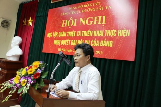 Tham dự Hội nghị có các đồng chí: Vũ Anh Tuấn - Phó trưởng Ban Tuyên giáo Đảng ủy Bộ; Đặng Sỹ Mạnh - Phó Bí thư Đảng ủy Cục Đường sắt Việt Nam (trực tiếp quán triệt Nghị quyết tại Hội nghị); các đồng chí là Ủy viên BCH Đảng bộ Cục, toàn thể đảng viên của các Đảng bộ, Chi bộ trực thuộc Đảng ủy Cục.  Đồng chí Đặng Sỹ Mạnh - Phó Bí thư Đảng ủy Cục ĐSVN quán triệt Nghị quyết Đại hội XII của Đảng tại Hội nghị  Tại Hội nghị, đồng chí Đặng Sỹ Mạnh - Phó Bí thư Đảng ủy Cục Đường sắt Việt Nam truyền đạt những nội dung cơ bản của Nghị quyết Đại hội XII của Đảng và Nghị quyết Đại hội Đảng bộ các cấp. Đồng chí Đặng Sỹ Mạnh cho biết, Hội nghị này giúp các cấp ủy đảng và cán bộ, đảng viên trong Đảng bộ Cục nắm vững các nội dung cơ bản của Nghị quyết đã được Hội nghị lần thứ XII, BCH Trung ương Đảng thông qua; đồng thời nêu bật những thành tựu mà Đảng và Nhà nước ta đã đạt được trong thời gian qua cũng như thẳng thắn nêu lên những hạn chế, khuyết điểm.   Đồng chí Đặng Sỹ Mạnh cho biết, trên cơ sở đánh giá tổng kết 5 năm thực hiện Nghị quyết Đại hội XI của Đảng và 30 năm đổi mới đất nước, Đại hội XII của Đảng xác định mục tiêu tổng quát đó là: “Tăng cường xây dựng Đảng trong sạch, vững mạnh, nâng cao năng lực lãnh đạo và sức chiến đấu của Đảng, xây dựng hệ thống chính trị vững mạnh. Phát huy sức mạnh toàn dân tộc và dân chủ xã hội chủ nghĩa. Đẩy mạnh toàn diện, đồng bộ công cuộc đổi mới; phát triển kinh tế nhanh, bền vững, phấn đấu sớm đưa nước ta cơ bản trở thành nước công nghiệp theo hướng hiện đại. Nâng cao đời sống vật chất và tinh thần của nhân dân. Kiên quyết, kiên trì đấu tranh bảo vệ vững chắc độc lập, chủ quyền, thống nhất, toàn vẹn lãnh thổ của Tổ quốc, bảo vệ Đảng, Nhà nước, nhân dân và chế độ xã hội chủ nghĩa. Giữ gìn hòa bình, ổn định, chủ động và tích cực hội nhập quốc tế để phát triển đất nước. Nâng cao vị thế và uy tín của Việt Nam trong khu vực và trên thế giới”.   Hội nghị được tổ chức theo hình thức trực tuyến  tại 3 điểm cầu TP. Hà Nội, TP. Đà Nẵng và TP. Hồ Chí Minh.    Đại hội XII của Đảng đề ra 6 nhiệm vụ trọng tâm trong nhiệm kỳ đó là: tăng cường xây dựng, chỉnh đốn Đảng; ngăn chặn, đẩy lùi sự suy thoái về tư tưởng chính trị, đạo đức, lối sống, biểu hiện "tự diễn biến", "tự chuyển hóa" trong nội bộ. Tập trung xây dựng đội ngũ cán bộ, nhất là đội ngũ cán bộ cấp chiến lược, đủ năng lực, phẩm chất và uy tín, ngang tầm nhiệm vụ. Xây dựng tổ chức bộ máy của toàn hệ thống chính trị tinh gọn, hoạt động hiệu lực, hiệu quả; đẩy mạnh đấu tranh phòng, chống tham nhũng, lãng phí, quan liêu. Tập trung thực hiện các giải pháp nâng cao chất lượng tăng trưởng, năng suất lao động và sức cạnh tranh của nền kinh tế. Tiếp tục thực hiện có hiệu quả ba đột phá chiến lược (hoàn thiện thể chế kinh tế thị trường định hướng xã hội chủ nghĩa; đổi mới căn bản và toàn diện giáo dục, đào tạo, phát triển nguồn nhân lực, nhất là nguồn nhân lực chất lượng cao; xây dựng hệ thống kết cấu hạ tầng đồng bộ), cơ cấu lại tổng thể và đồng bộ nền kinh tế gắn với đổi mới mô hình tăng trưởng; đẩy mạnh công nghiệp hóa, hiện đại hóa đất nước, chú trọng công nghiệp hóa, hiện đại hóa nông nghiệp, nông thôn gắn với xây dựng nông thôn mới. Chú trọng giải quyết tốt vấn đề cơ cấu lại doanh nghiệp nhà nước, cơ cấu lại ngân sách nhà nước...  Văn phòng Đảng ủy Cục Đường sắt Việt Nam cho biết, kết thúc Hội nghị, toàn thể đồng chí tham gia học tập, quán triệt Nghị quyết Đại hội XII của Đảng sẽ viết bài thu hoạch cá nhân (nộp trước ngày 29/6/2016). Nội dung thu hoạch cá nhân phải tập trung phân tích, làm rõ nhận thức sâu sắc nhất của cá nhân về những vấn đề cơ bản, những điểm mới trong các nội dung văn kiện Đại hội XII của Đảng và Nghị quyết Đại hội Đảng các cấp. Từ những nội dung được nghiên cứu, liên hệ với thực tiễn của chi bộ, cơ quan, đơn vị và c á nhân trong thời gian tới phải xây dựng chương trình hành động như thế nào để triển khai thực hiện thắng lợi Nghị quyết Đại hội XII của Đảng. Đề xuất, kiến nghị những giải pháp có hiệu quả để tổ chức thực hiện Nghị quyết Đại hội XII của Đảng và Nghị quyết Đại hội Đảng các cấp trong thời gian tới tại Đảng bộ Cục Đường sắt Việt Nam và Chi bộ.  P.V