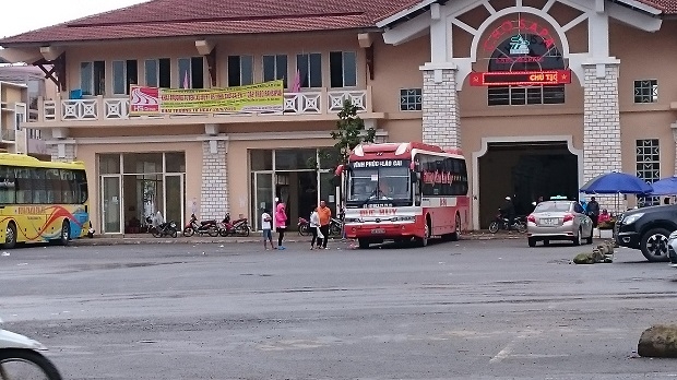 Hành khách hoang mang trước tình cảnh xe dù đội lốt tuyến  cố định lộng hành tại Sa Pa hiện nay. Ảnh Tạp chí GTVT  Ủy ban ATGT Quốc gia cũng đề nghị Chủ tịch UBND kiêm Trưởng Ban ATGT tỉnh Lào Cai chỉ đạo các cơ quan chức năng xử lý nghiêm các tổ chức, cá nhân có dấu hiệu bao che, dung túng cho hành vi kinh doanh vận tải sai quy định; tiếp tục thực hiện nghiêm công tác quản lý nhà nước trong hoạt động vận tải hành khách bằng xe ô tô.  Trước đó, Tạp chí GTVT ngày 20/6/2016 phản ánh về tình trạng xe khách hợp đồng, xe du lịch lữ hành, xe dù đội lốt xe hợp đồng vận chuyển hành khách tuyến cố định không khác gì xe tại các bến. Các nhà xe này ngang nhiên tranh giành hành khách tại khu vực bến xe, dừng đỗ đón trả khách không đúng nơi quy định gây ra tình trạng giao thông lộn xộn, mất an ninh trật tự, mất an toàn giao thông, bất bình đẳng trong hoạt động vận tải, gây bức xúc cho người dân và các doanh nghiệp vận tải chân chính. Đồng thời theo phản ánh, còn có hiện tượng ban quản lý bến xe Sa Pa tiếp tay cho các xe dù này hoạt động