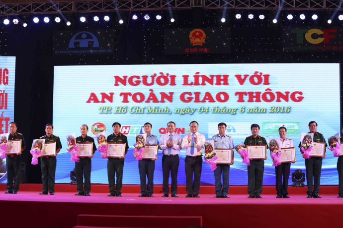 Bộ trưởng Trương Quang Nghĩa trao tặng bằng khen của Uỷ ban ATGT Quốc gia   cho các cá nhân có thành tích xuất sắc trong công tác đảm bảo ATGT