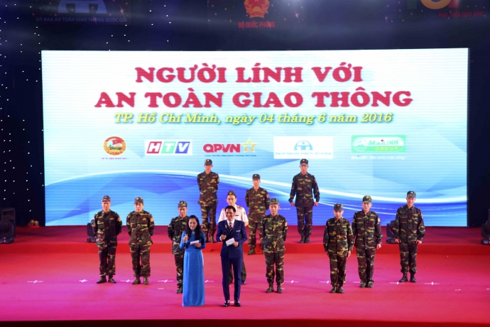 Bộ trưởng Trương Quang Nghĩa trao tặng bằng khen của Uỷ ban ATGT Quốc gia   cho các cá nhân có thành tích xuất sắc trong công tác đảm bảo ATGT