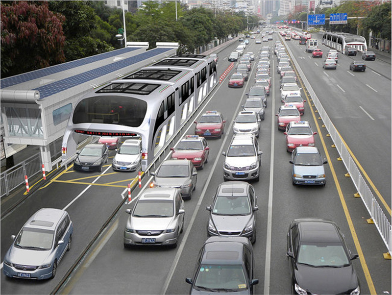 Chiếc xe buýt TEB đang được thử nghiệm tại Trung Quốc. Ảnh: Ltd-leblog  TEB (Elevated Bus Transit) là chiếc xe buýt có thể lưu thông trên con đường đang có phương tiện khác. Một mô hình mini về ý tưởng vô cùng hấp dẫn này vừa được trình bày tại hội chợ công nghệ cao Bắc Kinh. Chiếc xe hiện mới chỉ là một thử nghiệm, chưa được sản xuất trên thực tế.  Mô hình TEB trông giống tàu điện ngầm hoặc tàu hỏa, cao 4-4,5m với hai tầng: Hành khách ở tầng trên, các phương tiện giao thông khác (với chiều cao thấp hơn 2m) có thể đi qua bên dưới.  Xe chạy bằng điện và năng lượng mặt trời, có thể tăng tốc tới 60km/h, sức chứa từ 1.200-1.400 hành khách mà không chiếm đường của xe khác. Chi phí để sản xuất xe buýt và con đường dài 40km dành cho nó là 500 triệu nhân dân tệ (khoảng 1.719,5 tỷ ĐVN) - bằng 10% chi phí hạ tầng cho tàu điện ngầm. Một dự án như vậy có thể hoàn thành trong 12 tháng.  Tắc nghẽn giao thông là vấn đề nan giải mà nhiều thành phố lớn trên thế giới phải đối mặt. Một số thành phố đã đưa ra những cách riêng để đối phó với tình trạng này, có thể theo hướng là phát triển giao thông công cộng hoặc xây dựng những con đường mới.  Trong hướng phát triển giao thông công cộng, ý tưởng về TEB của các nhà khoa học Trung Quốc được đánh giá là rất độc đáo. Các nhà khoa học hy vọng, loại xe buýt thế hệ mới này có thể giảm 20-30% tình trạng ùn tắc giao thông tại quốc gia đông dân nhất thế giới.