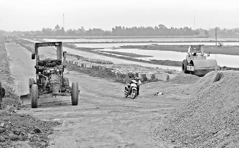 Thi công tuyến đường Bắc - Nam 2, Khu Kinh tế Nghi Sơn.