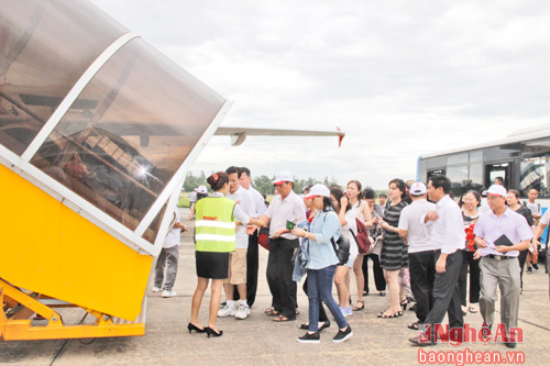 Lễ khai trương đường bay Quốc tế Vinh - Bangkok Các đại biểu cắt băng khai trương đường bay Vinh - Bangkok.