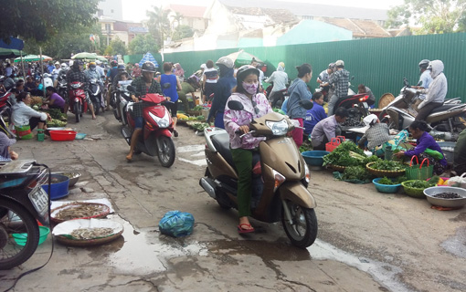 TP Thanh Hóa vẫn còn tình trạng họp chợ ngay trên vỉa hè, lòng đường.