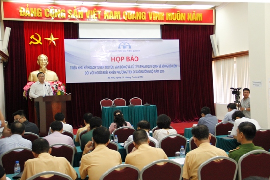 Phó Chủ tịch chuyên trách Ủy ban ATGT Quốc gia Khuất Việt Hùng phát biểu tại buổi Họp báo