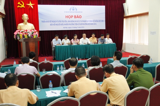 Phó Chủ tịch chuyên trách Ủy ban ATGT Quốc gia Khuất Việt Hùng phát biểu tại buổi Họp báo