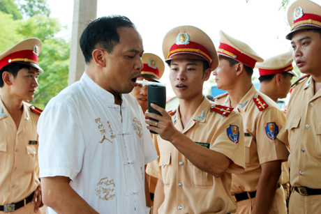 Lực lượng CSGT Công an tỉnh Quảng Ninh thực hành máy đo nồng độ cồn do Ủy ban ATGT Quốc gia, Tổ chức Y tế thế giới, Hiệp hội An toàn đường bộ toàn cầu trang bị.