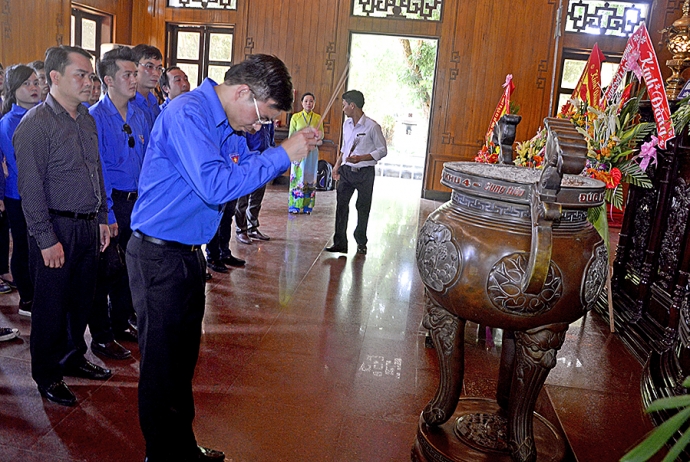 Tuổi trẻ ngành GTVT về thăm và dâng hương tưởng nhớ Chủ tịch Hồ Chí Minh tại quê nội và quê ngoại.