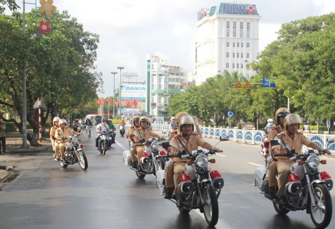 Lực lượng CSGT TP Huế ra quân tăng cường kiểm tra, xử lý vi phạm trật tự ATGT