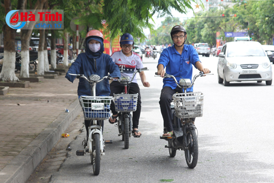 Xe đạp điện đang là phương tiện giao thông phổ biến của giới trẻ. Tuy nhiên, loại phương tiện này cũng tiềm ẩn nhiều nguy cơ mất an toàn, người sử dụng càng phải nâng cao hơn nữa ý thức khi tham gia giao thông.