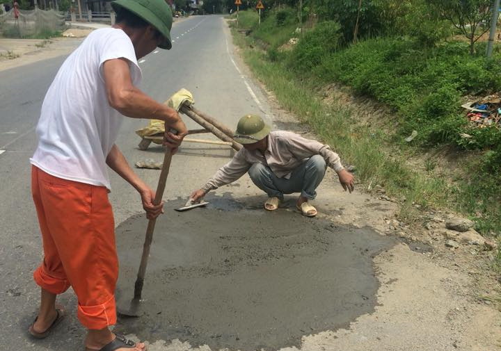 Hình ảnh người dân sửa đường - Ảnh: FB Vương Mạnh