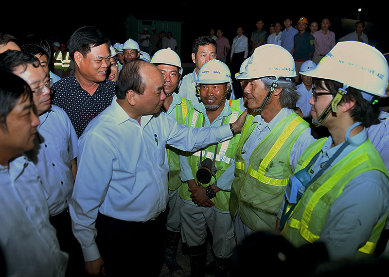 hủ tướng biểu dương toàn thể cán bộ, công nhân viên, các đơn vị thi công,  công nhân, kỹ sư, chuyên gia đã dồn sức để thi công hầm đến ngày hôm nay.