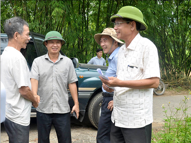 Bí thư Tỉnh ủy Lê Trường Lưu (thứ 2 trái sang), kiểm tra tình hình thực hiện Dự án đường La Sơn- Nam Đông