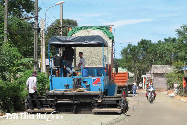 Lu, lèn nén QL49B đoạn qua xã Vinh Hưng chuẩn bị thảm nhựa