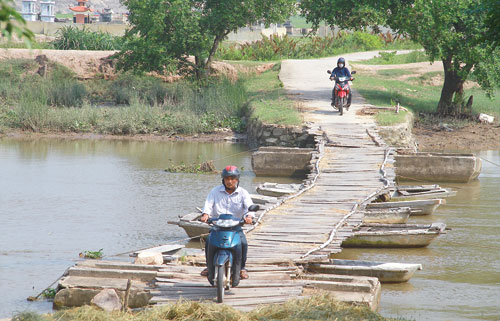 Bất chấp nguy hiểm, hàng ngày người dân làng Cóc, xã Tượng Văn (Nông Cống) vẫn phải đi qua lại cầu phao xuống cấp này.