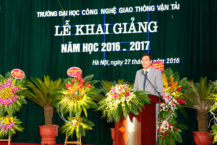 Thứ trưởng Nguyễn Ngọc Đông dự Lễ khai giảng năm học mới tại Trường Đại học Công nghệ GTVT 