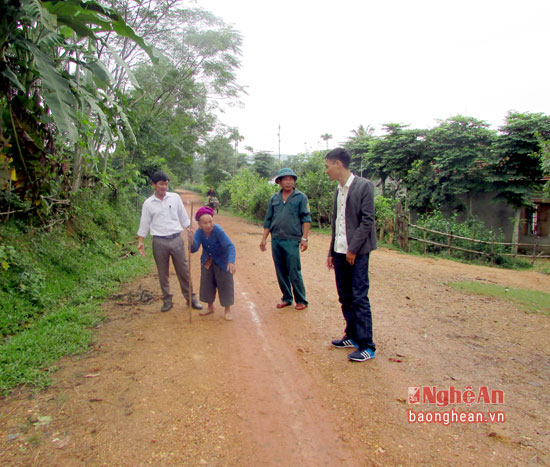 Thi thoảng mẹ Lá ra "thăm" đường, mong muốn tuyến này được sớm đổ bê tông để người dân  thuận lợi trong đi lại, phát triển sản xuất, bởi đất gia đình mẹ đã quyết định hiến mấy năm nay... 