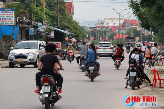 Tình trạng điều khiển xe máy điện không đội mũ bảo hiểm,   chở quá số người quy định diễn ra khá phổ biến ở nhiều địa phương.