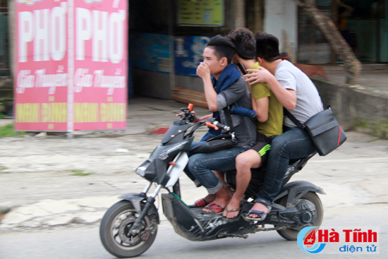 Tình trạng điều khiển xe máy điện không đội mũ bảo hiểm,   chở quá số người quy định diễn ra khá phổ biến ở nhiều địa phương.