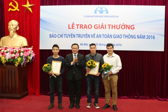 Tới dự và trao giải thưởng có Thứ trưởng Lê Đình Thọ - Phó trưởng Ban Thường trực Ủy ban ATGT Quốc gia