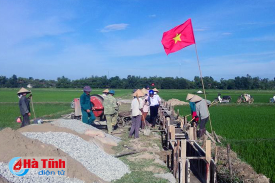 Bà con xã Nam Hương (Thạch Hà) làm kênh mương bê tông.