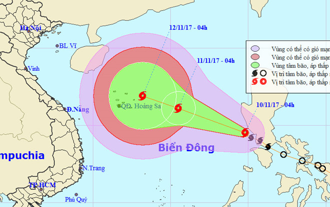 Vị trí và hướng đi của cơn bão số 13 sáng 11/11 (ảnh dưới). So với dự báo sáng 10/11 (ảnh trên), cơn bão có sự thay đổi về hướng di chuyển. Ảnh: NCHMF.  