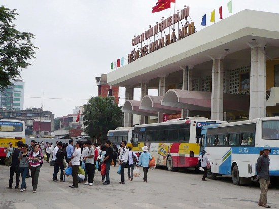 2. Tình hình ùn tắc giao thông: - Ngày đầu và cuối nghỉ lễ do người dân tại 2 thành phố lớn Hà Nội, tp Hồ Chí Minh về quê nghỉ Tết khiến cho các bến xe, nhiều tuyến đường vành đai và cửa ngõ bị quá tải và cảng hàng không Tân Sơn Nhất.  - Tối ngày 31/12/2017, hàng vạn người đổ về khu vực trung tâm TP. Hà Nội, Tp. HCM cùng đón giao thừa khiến tình hình giao thông các tuyến đường nối với trung tâm thành phố luôn ùn tắc. Các lực lượng chức năng tăng cường quân số, phương tiện đảm bảo trật tự an toàn giao thông, không để xảy ra TNGT, ùn tắc giao thông kéo dài. 3. Kết quả tuần tra, kiểm soát bảo đảm TTATGT a) Đường bộ: Lực lượng cảnh sát giao thông các địa phương ra quyết định xử phạt 16.324 trường hợp với số tiền 11,1 tỉ, tạm giữ 2.434 phương tiện vi phạm, 3.324 giấy tờ các loại, tước 518 giấy phép lái xe. b) Đường thuỷ nội địa:  Lực lượng cảnh sát giao thông đường thủy đã ra quyết định xử phạt hành chính 650 trường hợp, phạt tiền là 320 triệu đồng. 4. Tình hình thông tin xử lý qua đường dây nóng: Đường dây nóng của Ủy an An toàn giao thông Quốc gia nhận được khoảng 78 cuộc gọi và tin nhắn phản ánh về tình hình trật tự, an toàn giao thông, chủ yếu phản ánh tình trạng ùn tắc tại một số tuyến đường dẫn vào các bến xe, nhà ga, cảng hàng không; phản ánh tăng giá vé bất hợp lý và nhồi nhét khách, xe chở quá tải tại một số tuyến. Sau khi nhận được phản ánh trên đường dây nóng, Ủy ban An toàn giao thông Quốc gia đã phối hợp cùng các cơ quan chức năng tiến hành xác minh và xử lý các thông tin được phản ánh