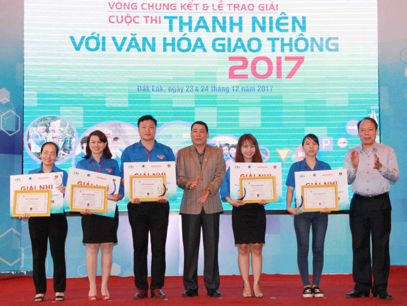 Tại đây, Công ty Honda Việt Nam cũng đã trao tặng 300 mũ bảo hiểm cho Tỉnh đoàn Đắk Lắk.  Tại buổi lễ, Trung ương Hội LHTN Việt Nam đã trao tặng Bằng khen cho Công ty Honda Việt Nam và 10 đại lý HEAD vì đã có những nỗ lực, đóng góp trong việc triển khai hiệu quả các chương tình tuyên truyền ATGT và đào tạo LXAT cho đoàn viên; trao tặng Kỷ niệm chương cho 5 tỉnh/thành Đoàn xuất sắc nhất về công tác triển khai thành công cuộc thi “Thanh niên với văn hóa giao thông năm 2017” tại địa phương.  Cùng chung trọng hoạt động lần này, Công ty Honda Việt Nam cũng đã trao tặng 300 mũ bảo hiểm cho Tỉnh đoàn Đắk Lắk.