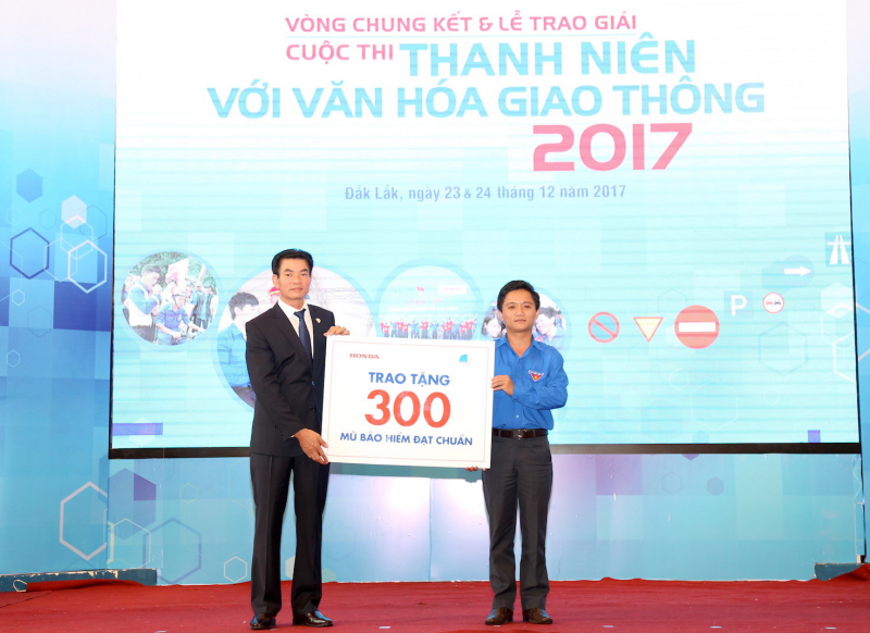 Tại đây, Công ty Honda Việt Nam cũng đã trao tặng 300 mũ bảo hiểm cho Tỉnh đoàn Đắk Lắk.  Tại buổi lễ, Trung ương Hội LHTN Việt Nam đã trao tặng Bằng khen cho Công ty Honda Việt Nam và 10 đại lý HEAD vì đã có những nỗ lực, đóng góp trong việc triển khai hiệu quả các chương tình tuyên truyền ATGT và đào tạo LXAT cho đoàn viên; trao tặng Kỷ niệm chương cho 5 tỉnh/thành Đoàn xuất sắc nhất về công tác triển khai thành công cuộc thi “Thanh niên với văn hóa giao thông năm 2017” tại địa phương.  Cùng chung trọng hoạt động lần này, Công ty Honda Việt Nam cũng đã trao tặng 300 mũ bảo hiểm cho Tỉnh đoàn Đắk Lắk.