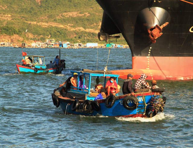 Hầu hết hành khách thờ ơ với quy định mặc áo phao khi ngồi ghe, tàu qua sông, biển “Chỉ riêng khu vực Hải Minh của phường Hải Cảng có trên 2.000 nhân khẩu, người dân giao thương với thành phố Quy Nhơn, nhất là các em học sinh đi học duy nhất bằng đường thủy. Trong khi đó, các phương tiện chủ yếu công suất nhỏ chỉ dưới 20 CV nên cũng hết sức nguy hiểm. Tuy nhiên, nhiều năm qua địa phương đã phối hợp với Sở GTVT tỉnh, cảnh sát đường thủy thường xuyên tuyên truyền, vận động các hộ thực hiện đúng theo quy định luật giao thông đường thủy. Nhất là khi vận chuyển hành khách bắt buộc phải mặc áo phao, các phương tiện hoạt động vận tải khách phải có đăng kiểm đảm bảo hoạt động. Địa phương cũng phối hợp với Cảnh sát đường thủy thường xuyên tuần tra, nhắc nhở và xử phạt, đồng thời tăng cường công tác tuyên truyền”- ông Tuấn cho hay.