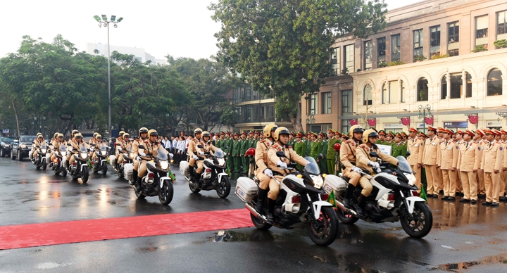 Lực lượng Cảnh sát giao thông (Công an TP Hà Nội) ra quân bảo đảm trật tự ATGT dịp Tết và lễ hội Xuân 2017  Bộ GTVT yêu cầu Tổng cục Đường bộ Việt Nam chỉ đạo các Sở GTVT, các doanh nghiệp vận tải bằng ô tô hoạt động trên địa bàn quản lý bố trí đủ xe phục vụ nhu cầu đi lại sau Tết, phải có các biện pháp duy trì chế độ bảo dưỡng, sửa chữa bảo đảm tình trạng phương tiện tốt. Tổ chức kiểm tra, giám sát thường xuyên các doanh nghiệp kinh doanh vận tải trong việc chấp hành các quy định của pháp luật về bảo đảm trật tự ATGT như: điều kiện an toàn của phương tiện, thời gian lái xe, chở đúng tải trọng, đúng sổ người quy định; người điều khiển phương tiện không sử dụng rượu bia, không phóng nhanh, vượt ẩu; sử dụng thiết bị giám sát hành trình để giám sát tốc độ của phương tiện, đặc biệt là phương tiện chờ khách đường dài và xe khách giường nằm..; đình chỉ hoạt động ngay các phương tiện không bảo đảm yêu cầu kỹ thuật và người điều khiển phương tiện không đáp ứng các quy định của pháp luật.  Tổng cục Đường bộ Việt Nam yêu cầu các Cục Quản lý đường bộ xử lý kịp thời những yếu tố gây mất ATGT liên quan đến tình trạng của cầu, đường; có phương án dự phòng thiết bị, phương tiện cần thiết để sẵn sàng tham gia giải quyết các tình huống phát sinh. Tổ chức các đoàn kiểm tra, đôn đốc chỉ đạo thực hiện công tác bảo đảm trật tự ATGT trong dịp lễ hội Xuân sau Tết trên phạm vi quản lý và tại một số địa phương có tỉnh hình trật tự ATGT phức tạp.  Bộ GTVT yêu cầu Cục Đường sắt Việt Nam và Tổng công ty Đường sắt Việt Nam nghiêm chỉnh thực hiện việc cung cấp lịch trình chạy tàu cụ thể qua tất cả đường ngang, kể cả các đường ngang dân sinh có người qua lại thường xuyên cho Ban ATGT và chính quyền địa phương các cấp để tổ chức cảnh giới; phối hợp với chính quvền địa phương tăng cường biện pháp báo đảm an toàn tại các đường ngang đường sắt. Quán triệt đến các trưởng tàu, lái tàu chấp hành các quy định về tốc độ chạy tàu và không được phép sử dụng rượu, bia trong suốt thời gian hành trình chạy tàu; quán triệt các nhân viên gác chắn đường ngang, cầu chung đường sắt và đường bộ thực hiện nghiêm chỉnh quy trình tác nghiệp và các quy định về bảo đảm an toàn trên cầu chung, đường ngang đường sắt.  Bộ GTVT yêu cầu Cục Đường thủy nội địa Việt Nam tăng cường công tác kiểm tra hoạt động của các bến khách ngang sông, bến thủy nội địa chờ khách du lịch. Rà soát, kiên quyết đình chỉ hoạt động của bến, phương tiện thủy không đủ điều kiện an toàn như: bến hoạt động trái phép; đò ngang, phương tiện thủy chờ khách du lịch chưa đăng ký, đăng kiểm, không trang bị đủ phao cứu sinh, dụng cụ nổi; người điều khiển phương tiện, thuyền viên không có bằng, chứng chỉ chuyên môn. Ở các bến khách ngang sông có mật độ khách cao, các tuyển sông, vùng hồ, vùng vịnh, tuyến chờ hành khách từ bờ ra đảo, hoạt động chở khách tham gia lễ hội, du lịch, cần đề nghị chính quyền địa phương cử cán bộ trực hướng dẫn và giám sát việc bảo đảm ATGT. Chỉ đạo các đơn vị quản lý đường thủy nội địa tăng cường công tác bảo đảm ATGT, điều tiết chống va trôi tại các khu vực luồng khan cạn, khu vực cầu đường bộ, đường sắt có tĩnh không thấp, khoang thông thuyền hẹp.  Bộ GTVT cũng yêu cầu các Sở GTVT rà soát và xử lý ngay những yếu tố mất ATGT tại các tuyến đường quản lý, có phương án tổ chức giao thông tại những khu vực có mật độ giao thông cao. Tăng cường năng lực vận tải phục vụ lễ hội, đặc biệt là chất luợng phương tiện và người điều khiển xe ô tô dịch vụ vận tải hợp đồng, du lịch, phương tiện thuỷ chở khách tham quan; tăng tần suất xe buýt, xe khách tuyến cố định đi và đến địa bàn lễ hội; tăng cường phương tiện taxi phục vụ trực tiếp tại địa bàn lễ hội.   Các Sở GTVT chỉ đạo lực lượng Thanh tra giao thông huy động 100% lực lượng để tuần tra, kiểm soát xử lý vi phạm trên các tuyến kết nối đến khu vực lễ hội và địa bàn diễn ra lễ hội. Yêu cầu chủ phương tiện và hành khách trên đường thuỷ thực hiện nghiêm quy định về mặc áo phao và mang dụng cụ cứu sinh khi tham gia giao thông. Tại các địa phương có tuyến đường sắt đi qua, tăng cường công tác tuyên truyền các quy định về ATGT đường sắt, rà soát hệ thống đường ngang đường sắt, sử dụng lịch trình chạy tàu do Tổng công ty Đường sắt Việt Nam cung cấp để tổ chức cảnh giới bảo đảm an toàn tại các đường ngang có người qua lại thường xuyên, kể cả đường ngang dân sinh.