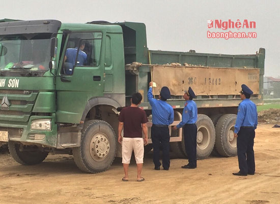 Lực lượng thanh tra giao thông kiểm tra, xử lý phương tiện vi phạm kích thước thành thùng xe trên tuyến Quốc lộ 48.