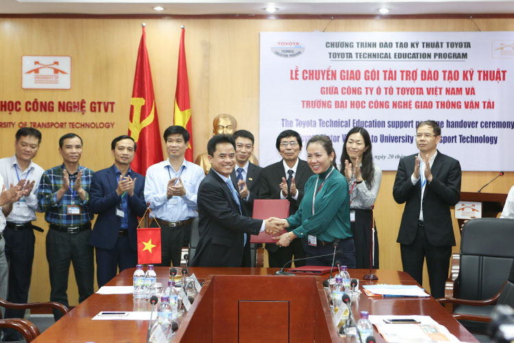 Ký kết biên bản ghi nhớ giữa Trường Đại học Công nghệ GTVT và Công ty ô tô Toyota Việt Nam