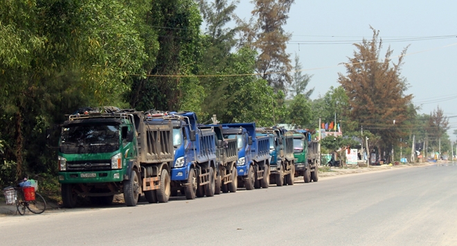 Bị người dân chặn đường phía trước, một đoàn xe chở đất tấp vào lề án binh bất động. Còn Thiếu tá Nguyễn Văn Binh, Đội trưởng Đội CSGT số 1 thuộc Phòng CSGT Công an tỉnh Quảng Nam, cho biết trong sáng 12-3, đơn vị tăng cường công tác tuần tra kiểm soát, xử lý xe tải vi phạm trên tuyến QL1A.  Do đó, nhiều khả năng các xe tải chở đất vào Khu công nghiệp Tam Thăng đã luồn lách di chuyển vào các đường nhánh để tránh lực lượng tuần tra nên dẫn đến tình trạng người dân chặn xe phản đối vì bị ô nhiễm bụi.