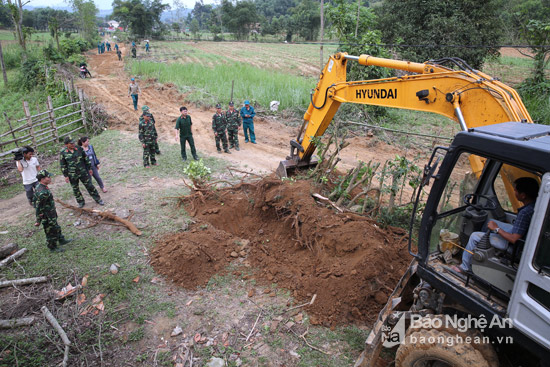 Có hơn 300 chiến sỹ dân quân tự vệ tham gia mở đường cho dân. Ảnh: Hồ Phương