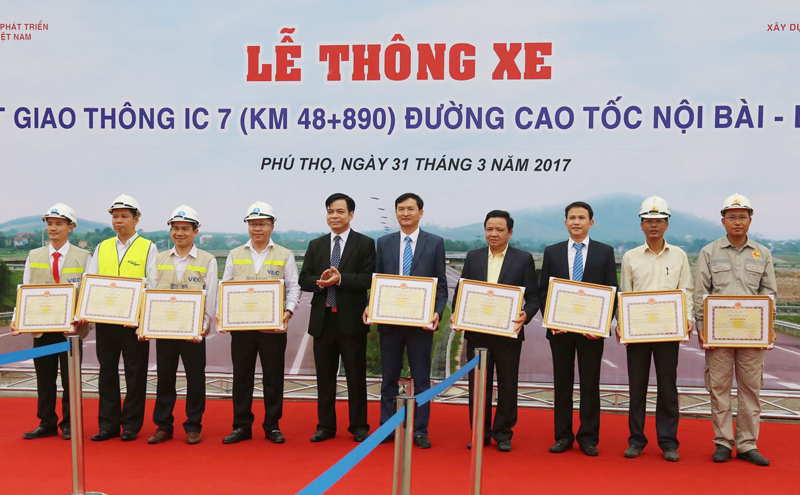 Phó Chủ tịch UBND tỉnh Phú Thọ Nguyễn Thanh Hải trao Bằng khen của Chủ tịch UBND tỉnh Phú Thọ   cho các cá nhân có nhiều cố gắng trong hoàn thành và tổ chức thông xe nút giao IC7 trước dịp Giỗ Tổ Hùng Vương 2017.