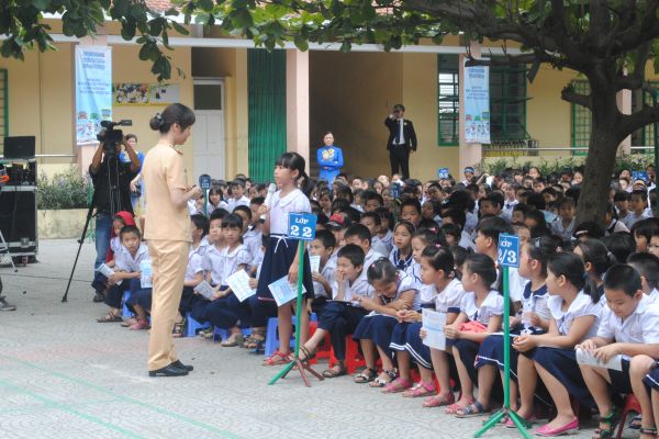 “Cô giáo CSGT” hướng dẫn các em kỹ tham gia giao thông an toàn