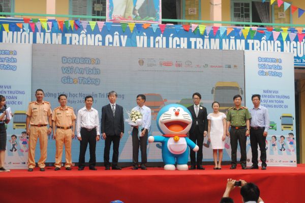 “Cô giáo CSGT” hướng dẫn các em kỹ tham gia giao thông an toàn