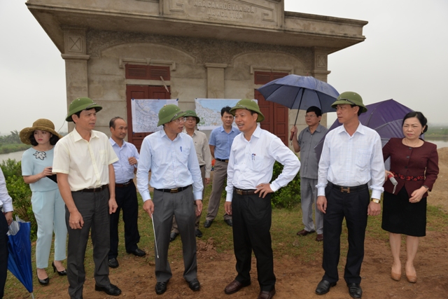 Đồng chí Trịnh Văn Chiến, Ủy viên Trung ương Đảng, Bí thư Tỉnh ủy, Chủ tịch HĐND tỉnh   kiểm tra tình hình triển khai dự án đường bộ ven biển, đoạn qua thị xã Sầm Sơn.