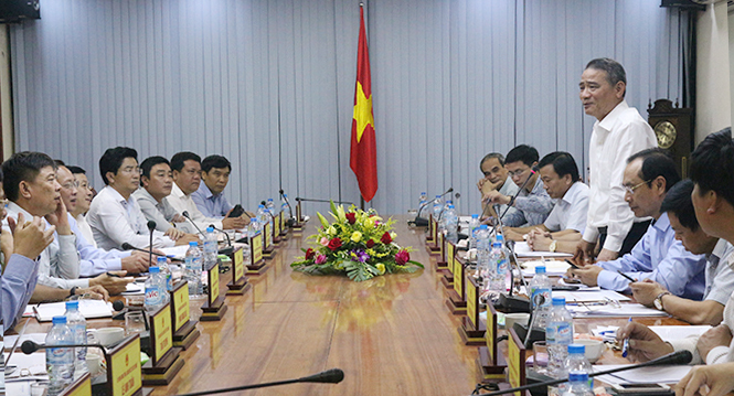 Đồng chí Trương Quang Nghĩa, Bộ trưởng Bộ Giao thông vận tải phát biểu tại buổi làm việc. Tại buổi làm việc, lãnh đạo Sở GTVT đã báo cáo với đoàn công tác về tình hình phát triển GTVT trên địa bàn tỉnh. Theo đó, hệ thống giao thông trên địa bàn tỉnh đã kết nối tương đối liên hoàn, bao gồm đủ 5 loại hình gồm: đường bộ, đường sắt, hàng không, hàng hải, đường thủy nội địa; kết nối Quảng Bình với cả nước và các nước trong khu vực, góp phần đắc lực vào sự nghiệp công nghiệp hóa, hiện đại hóa tỉnh nhà. Nhiều công trình giao thông quan trọng, cấp thiết được đầu tư xây dựng trên địa bàn đã góp phần tạo điều kiện cho phát triển kinh tế-xã hội, phục vụ dân sinh như: mở rộng Quốc lộ 1, đường tỉnh 565, cầu Nhật Lệ 2…   Cùng với đó, hệ thống giao thông đô thị được đầu tư, nâng cấp làm cho bộ mặt các đô thị ngày càng khang trang; mạng lưới giao thông nông thôn ngày càng phát triển, mở rộng đến vùng sâu, vùng xa, vùng bãi ngang, cồn bãi. Ngoài công tác xây dựng cơ bản, công tác quản lý giao thông đã được tỉnh chú trọng, giao Sở GTVT chủ động bố trí nguồn vốn, quản lý chặt chẽ khối lượng duy tu… Nhờ đó, đã duy tu tốt hệ thống cầu đường, kịp thời phân luồng giao thông khi có ách tắc do lũ lụt gây ra, bảo đảm giao thông thông suốt, an toàn trong mọi tình huống.   Tuy vậy, nhìn chung hệ thống kết cấu hạ tầng GTVT tỉnh ta vẫn còn nhiều hạn chế, yếu kém, chưa đáp ứng được nhu cầu phát triển của tỉnh với nhịp độ tăng trưởng cao hơn. Chính vì vậy, tỉnh đã đề xuất Bộ trưởng Bộ GTVT một số kiến nghị nhằm giúp tỉnh tháo gỡ khó khăn trong đầu tư xây dựng kết cấu hạ tầng giao thông vận tải, cụ thể như: dự án cao tốc Bắc-Nam phía Đông đoạn qua tỉnh Quảng Bình; nâng cấp Quốc lộ 9B đoạn Quán Hàu-Vĩnh Tuy và đoạn Vạn Ninh-ngã ba Tăng Ký; đầu tư xây dựng mở rộng cầu Gianh và cầu Quán Hàu; tiếp tục thực hiện dự án Quốc lộ 12A đoạn tránh Nhà máy xi măng sông Gianh; đầu tư mở rộng, nâng cấp Quốc lộ 15; đề nghị miễn phí đối với các phương tiện cá nhân qua các trạm thu phí BOT Quốc lộ 1 trên địa bàn tỉnh Quảng Bình…   Trên cơ sở bàn bạc, lựa chọn, ưu tiên các dự án quan trọng theo Luật đầu tư công, phát biểu tại buổi làm việc, đồng chí Bí thư Tỉnh ủy đã đề xuất phía Bộ GTVT ưu tiên cho tỉnh tập trung vào các dự án quan trọng, gồm: dự án cao tốc Bắc-Nam phía Đông đoạn qua tỉnh Quảng Bình nhằm giải quyết bài toán giao thông địa phương, đồng thời bảo đảm vấn đề an ninh quốc gia; tạo điều kiện hoàn thành dứt điểm tuyến Quốc lộ 12A; nâng cấp tuyến Quốc lộ 9B để rút ngắn khoảng cách giao thương với nước bạn Lào.   Kết luận buổi làm việc, đồng chí Trương Quang Nghĩa, Bộ trưởng Bộ GTVT đã ghi nhận nỗ lực của tỉnh trong phát triển kinh tế-xã hội nói chung, lĩnh vực GTVT nói riêng. Về vấn đề trạm thu phí BOT, Bộ trưởng đánh giá cao cách giải quyết của tỉnh trong thời gian qua, đồng thời khẳng định Bộ đang tiến hành rà soát trên cả nước nhằm triển khai các phương án giải quyết, bảo đảm hài hòa lợi ích cho nhà đầu tư và người dân.   Riêng về vấn đề triển khai dự án đường cao tốc Bắc-Nam phía Đông đoạn qua tỉnh Quảng Bình, Bộ GTVT sẽ có trách nhiệm phối hợp với địa phương trong quá trình triển khai thực hiện. Tuy nhiên để tạo được sự đồng thuận, Bộ GTVT đề nghị Đoàn đại biểu Quốc hội tỉnh Quảng Bình cần đưa vấn đề triển khai dự án này ra tại kỳ họp thứ 3, Quốc hội khóa XIV sắp tới.