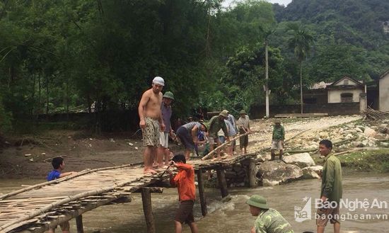 Người dân bản Thắm và bản Khì, xã Châu Cường chung tay làm cầu. Ảnh: Thanh Hợp