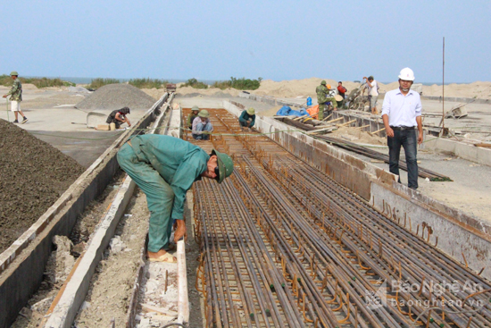 Cầu cảng biển The Vissai tại Nghi Thiết (Nghi Lộc- Nghệ An) đang hoàn thiện   để có thể đón tàu trên 70 nghìn tấn vào bốc xếp hàng hóa. Ảnh: Nguyên Nguyên