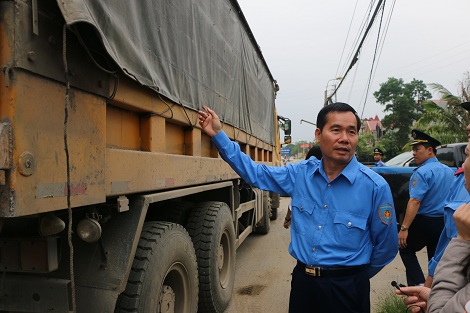  Tổng cục trưởng Tổng cục Đường bộ VN Nguyễn Văn Huyện ra đường kiểm tra và chỉ đạo xử lý xe quá tải. Ảnh Trần Duy/báo Giao thông