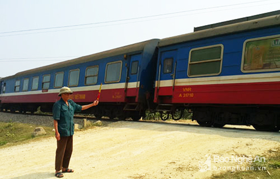 CCB Nguyễn Huy Chi ở Quỳnh Tân (Quỳnh Lưu) tự nguyện gác chắn tại đường ngang   dân sinh 12 năm liền chỉ với mong muốn đảm bảo ATGT cho người dân và học sinh trên địa bàn. Ảnh tư liệu.